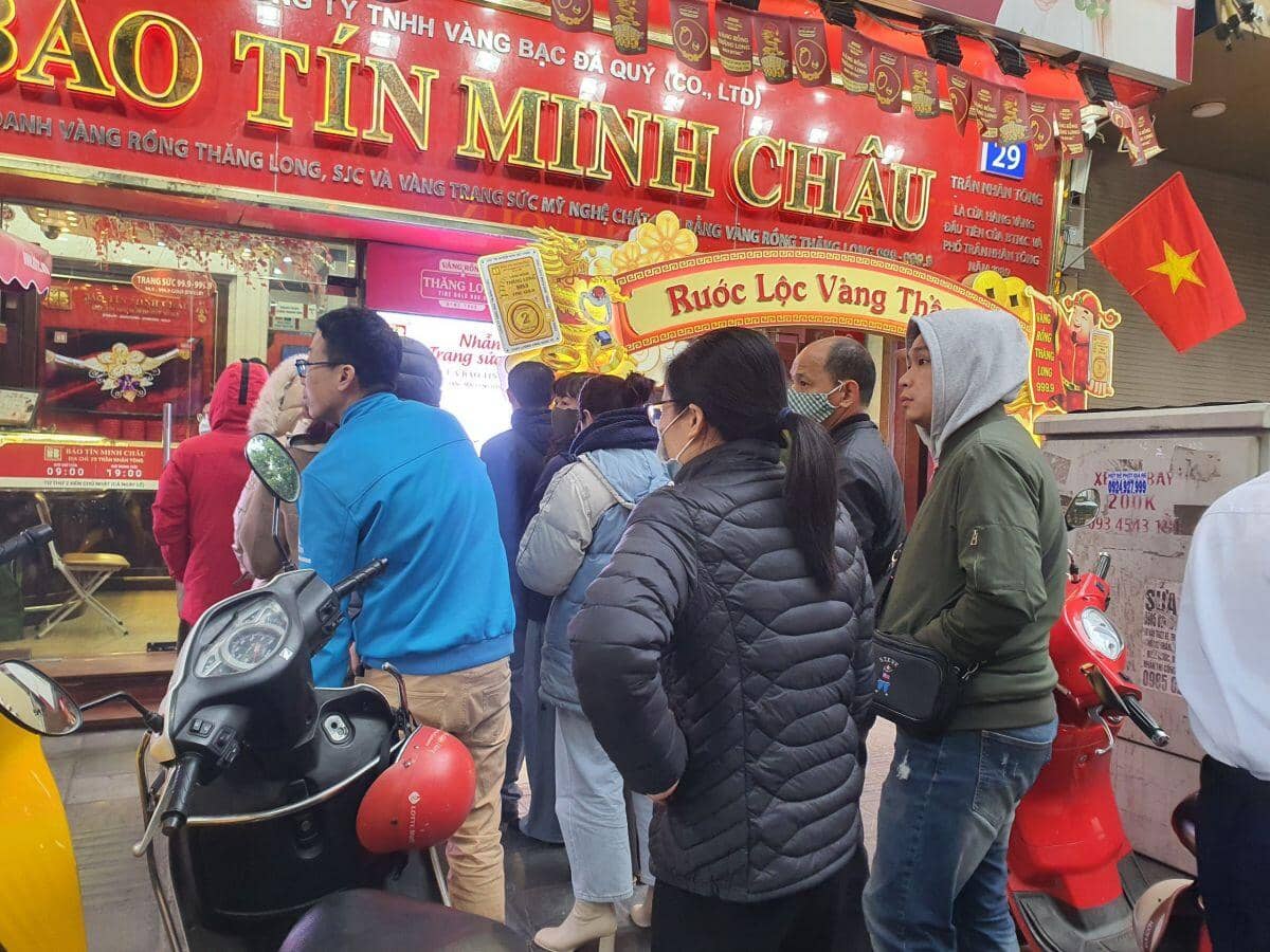 Giá vàng nhẫn tăng vọt, lập kỷ lục mới ngày khai xuân, động thái của cửa hàng khiến người mua "méo mặt"