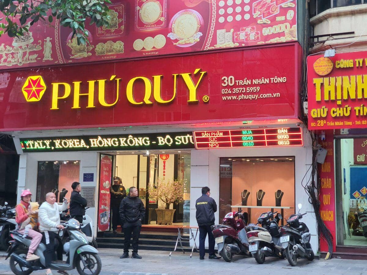 Giá vàng nhẫn tăng vọt, lập kỷ lục mới ngày khai xuân, động thái của cửa hàng khiến người mua "méo mặt"