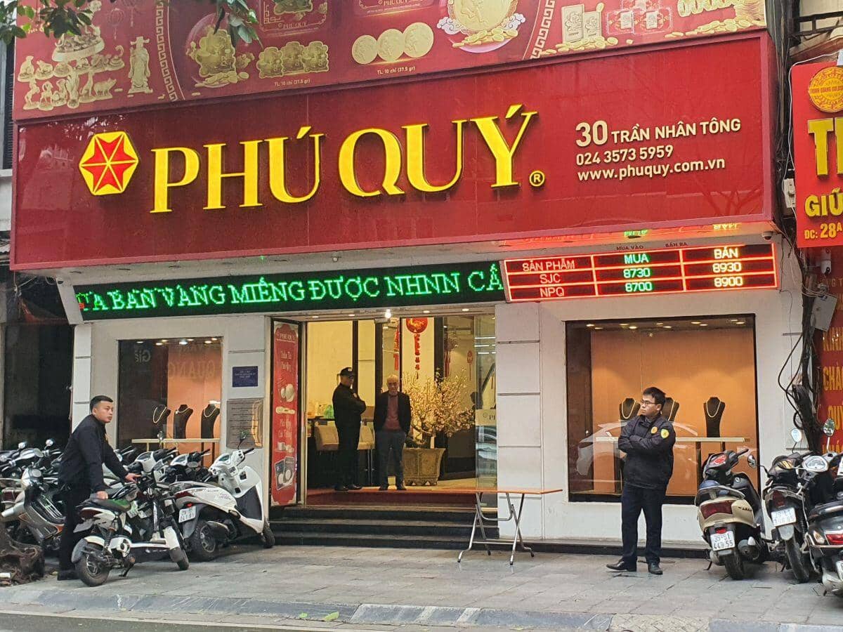 Giá vàng nhẫn tăng vọt, lập kỷ lục mới ngày khai xuân, động thái của cửa hàng khiến người mua "méo mặt"