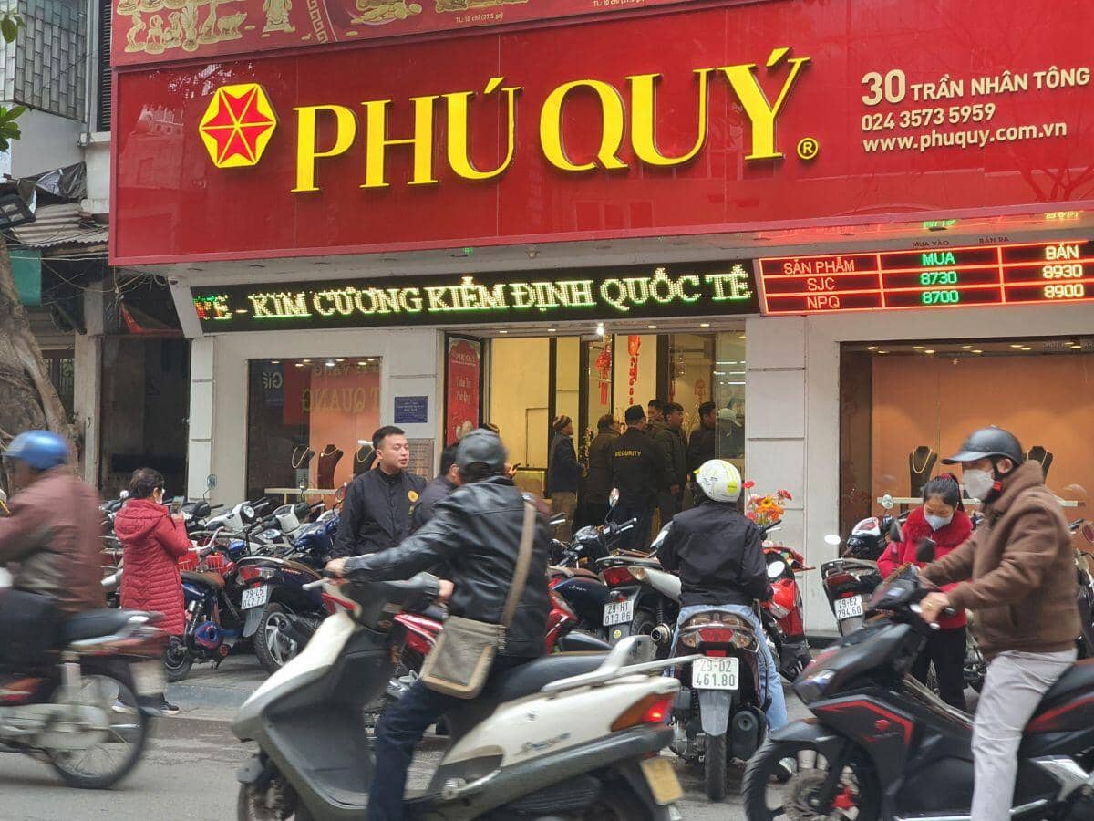 Giá vàng nhẫn tăng vọt, lập kỷ lục mới ngày khai xuân, động thái của cửa hàng khiến người mua "méo mặt"