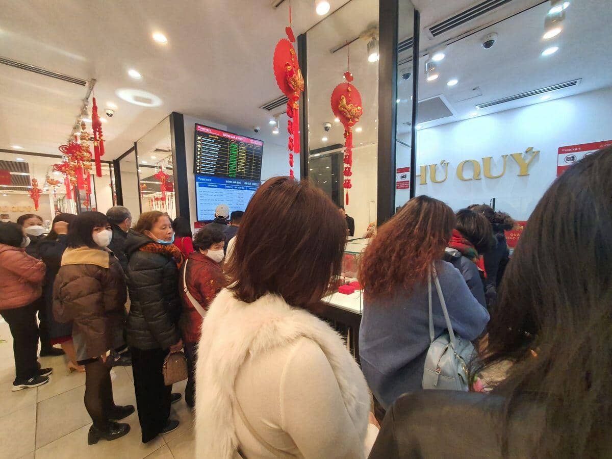 Giá vàng nhẫn tăng vọt, lập kỷ lục mới ngày khai xuân, động thái của cửa hàng khiến người mua "méo mặt"