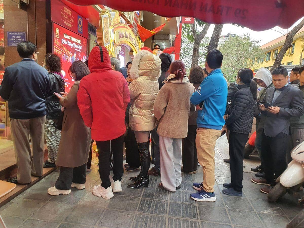 Giá vàng nhẫn tăng vọt, lập kỷ lục mới ngày khai xuân, động thái của cửa hàng khiến người mua "méo mặt"