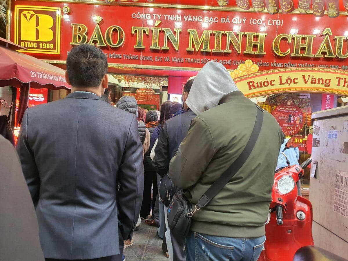 Giá vàng nhẫn tăng vọt, lập kỷ lục mới ngày khai xuân, động thái của cửa hàng khiến người mua "méo mặt"
