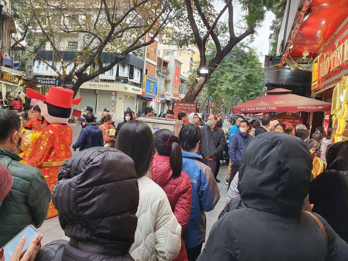 Giá vàng nhẫn tăng vọt, lập kỷ lục mới ngày khai xuân, động thái của cửa hàng khiến người mua "méo mặt"