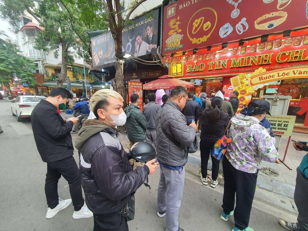 Giá vàng nhẫn tăng vọt, lập kỷ lục mới ngày khai xuân, động thái của cửa hàng khiến người mua "méo mặt"