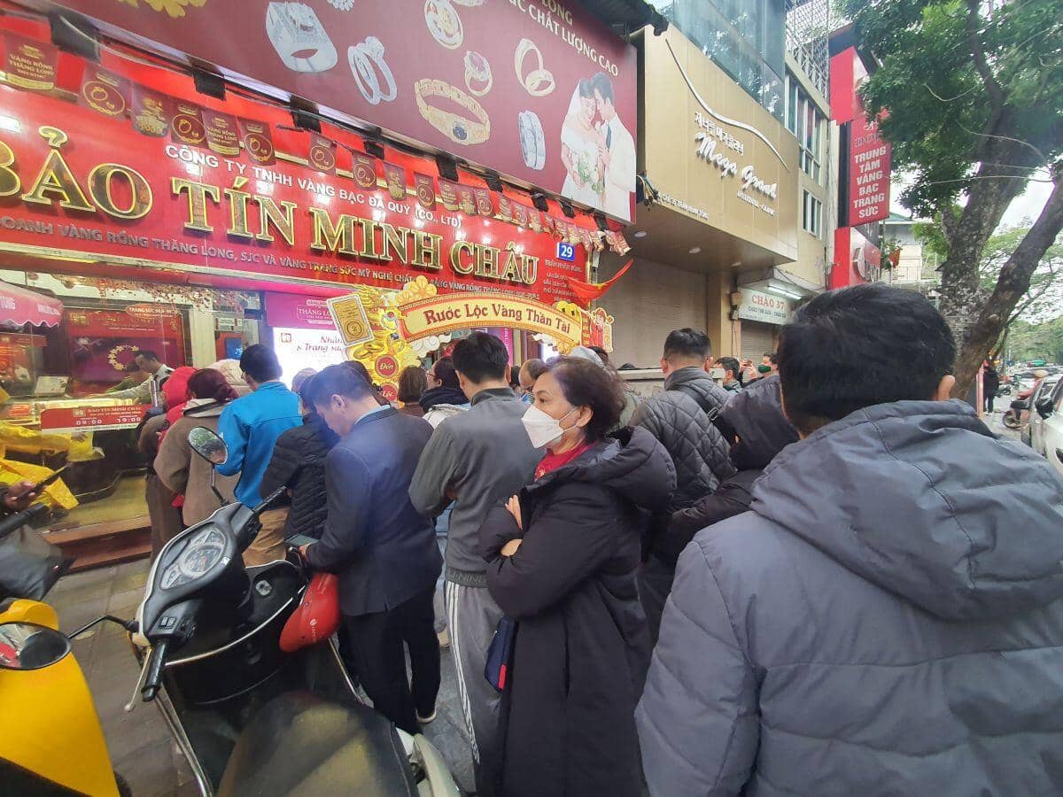 Giá vàng nhẫn tăng vọt, lập kỷ lục mới ngày khai xuân, động thái của cửa hàng khiến người mua "méo mặt"