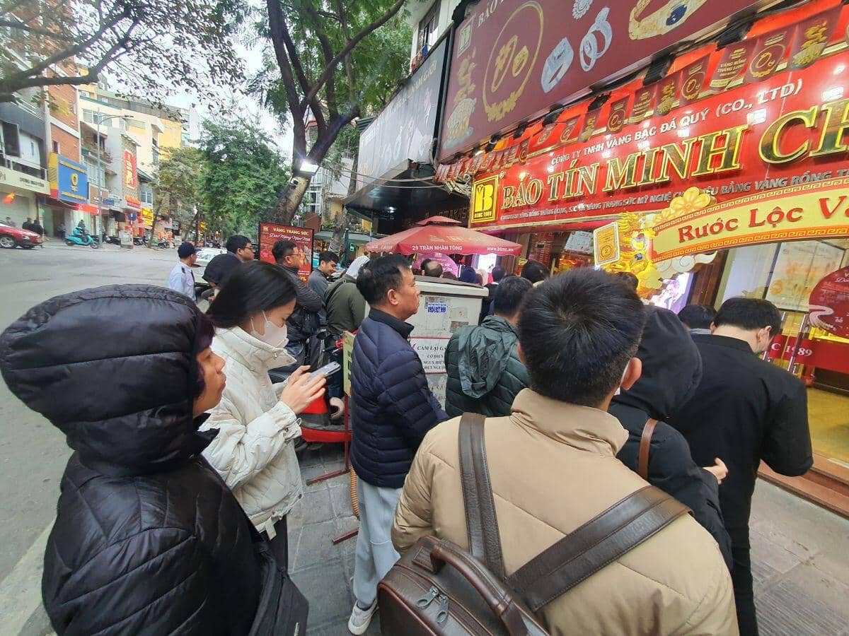 Giá vàng nhẫn tăng vọt, lập kỷ lục mới ngày khai xuân, động thái của cửa hàng khiến người mua "méo mặt"