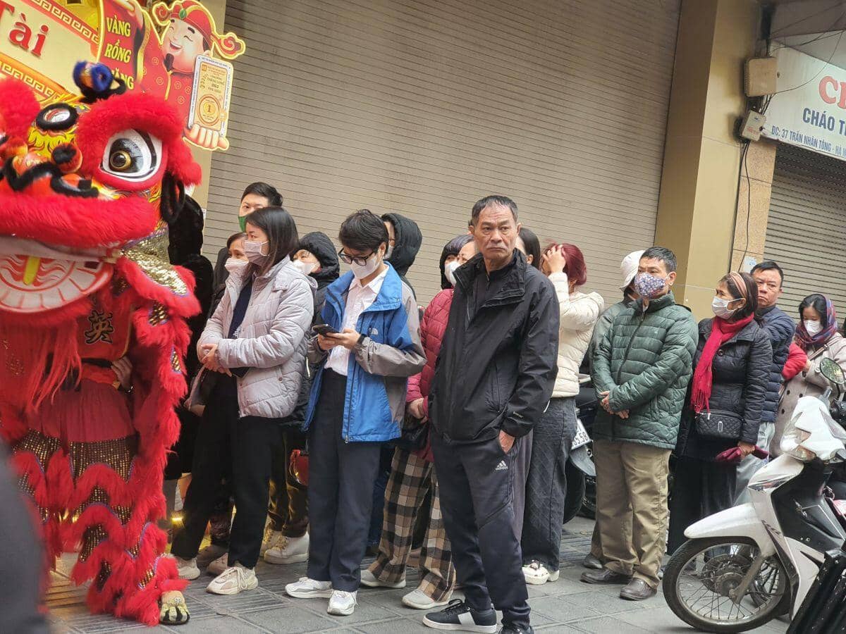 Giá vàng nhẫn tăng vọt, lập kỷ lục mới ngày khai xuân, động thái của cửa hàng khiến người mua "méo mặt"