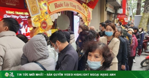 Giá vàng tiến sát mốc 91 triệu đồng/lượng, dân xếp hàng đông nghịt, cửa hàng có động thái mới