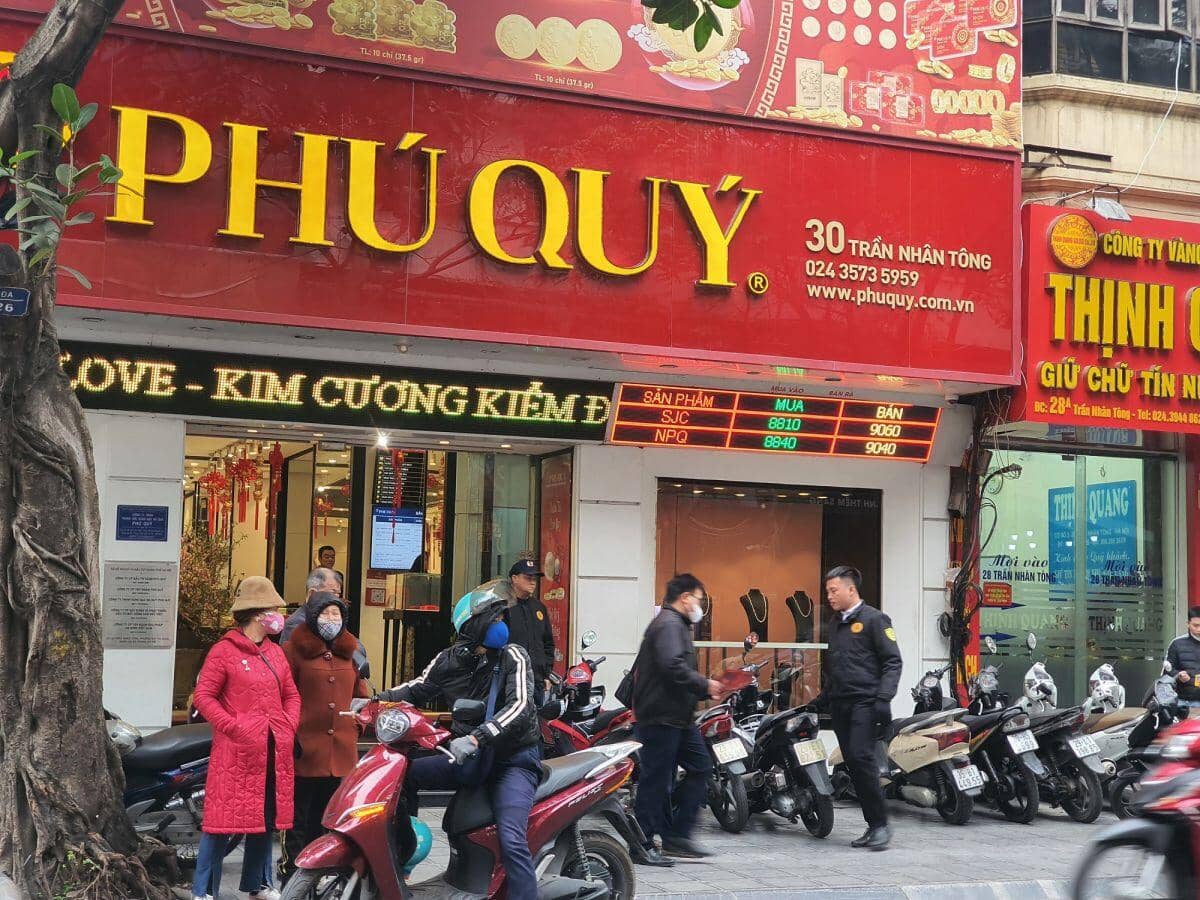 Giá vàng tiến sát mốc 91 triệu đồng/lượng, dân xếp hàng đông nghịt, cửa hàng có động thái mới