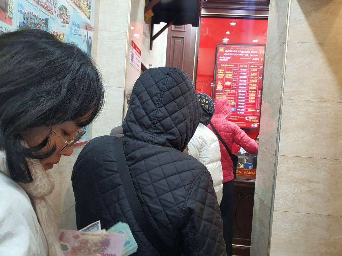 Giá vàng tiến sát mốc 91 triệu đồng/lượng, dân xếp hàng đông nghịt, cửa hàng có động thái mới