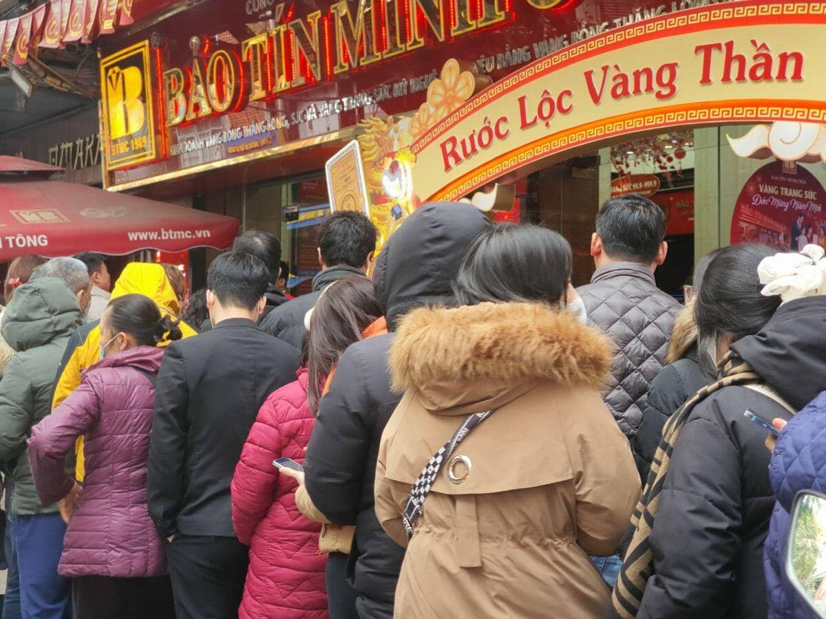 Giá vàng tiến sát mốc 91 triệu đồng/lượng, dân xếp hàng đông nghịt, cửa hàng có động thái mới