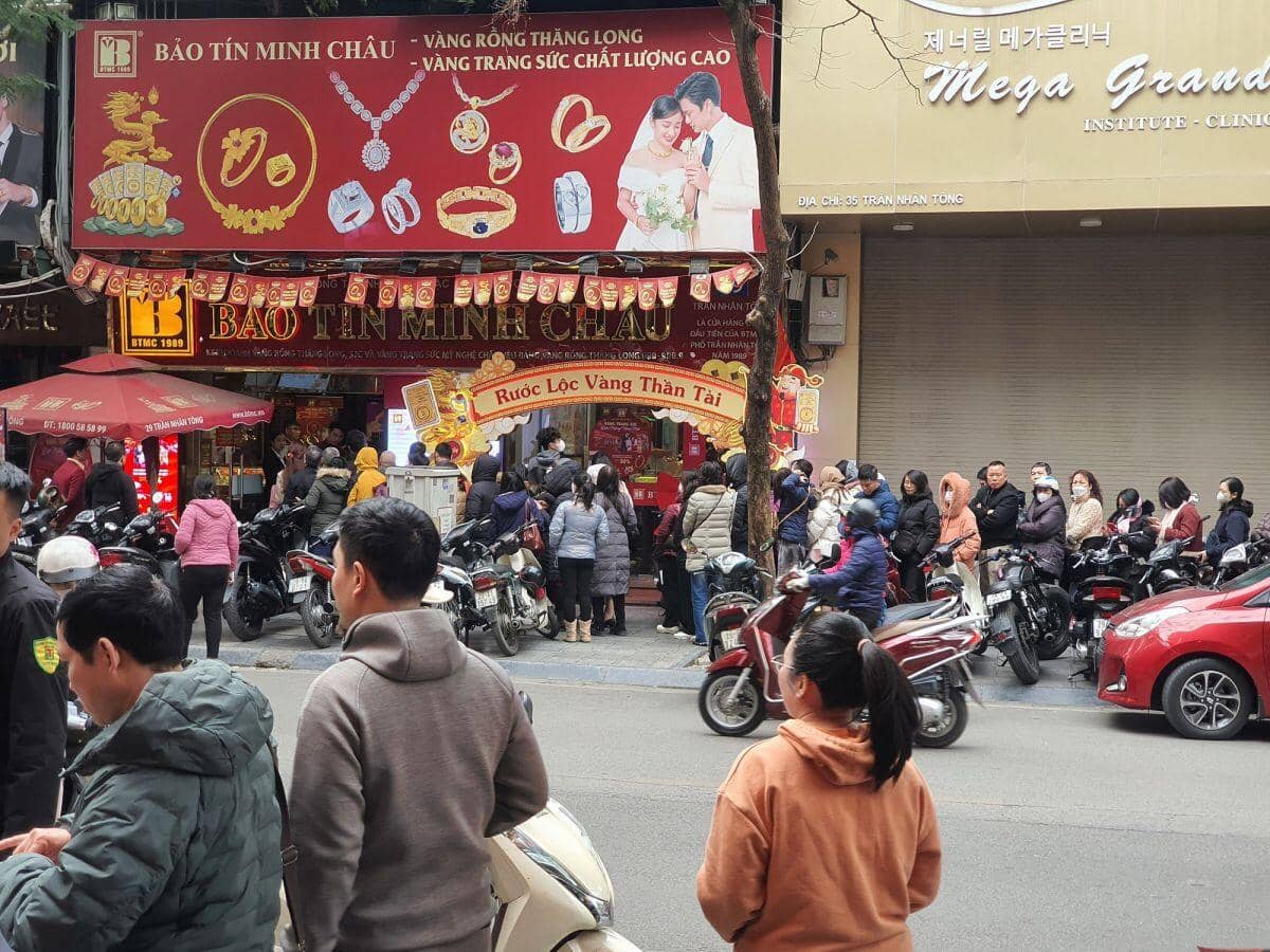 Giá vàng tiến sát mốc 91 triệu đồng/lượng, dân xếp hàng đông nghịt, cửa hàng có động thái mới