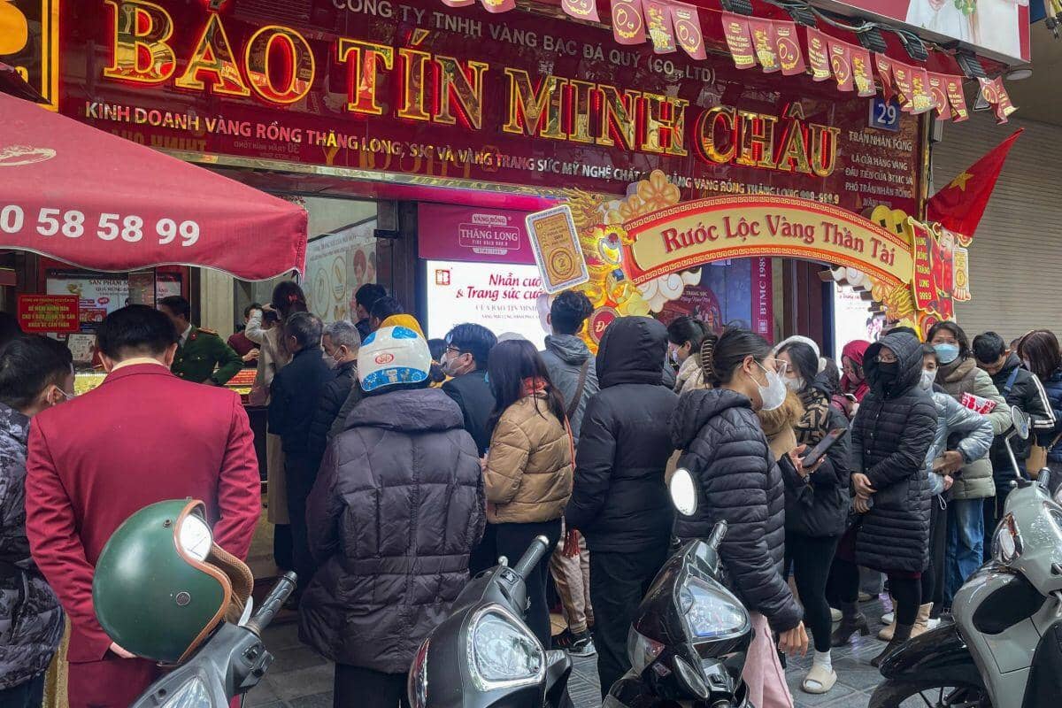 Giá vàng tiến sát mốc 91 triệu đồng/lượng, dân xếp hàng đông nghịt, cửa hàng có động thái mới