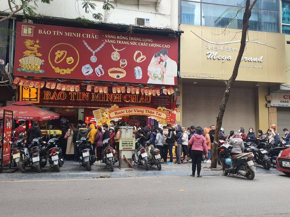 Giá vàng tiến sát mốc 91 triệu đồng/lượng, dân xếp hàng đông nghịt, cửa hàng có động thái mới
