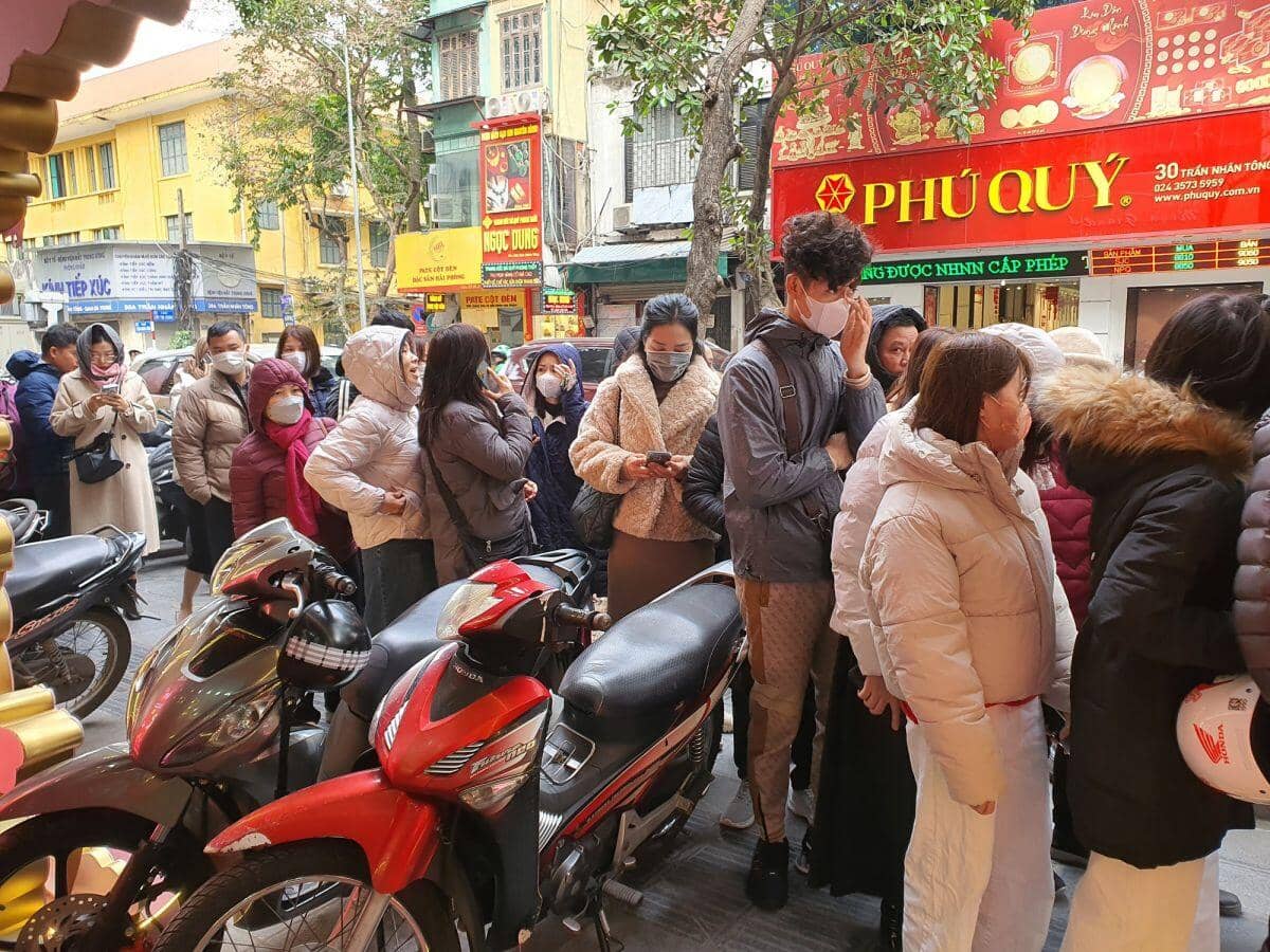 Giá vàng tiến sát mốc 91 triệu đồng/lượng, dân xếp hàng đông nghịt, cửa hàng có động thái mới