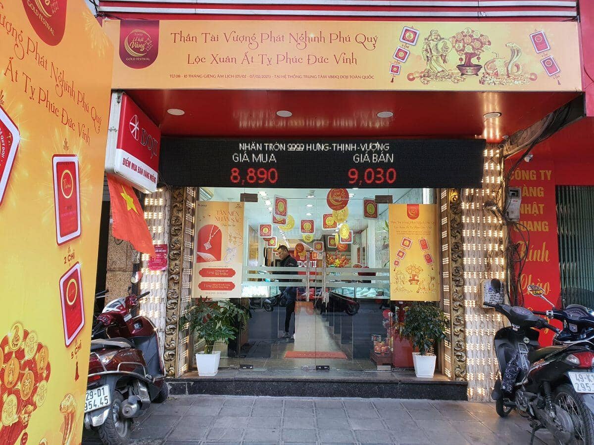 Giá vàng tiến sát mốc 91 triệu đồng/lượng, dân xếp hàng đông nghịt, cửa hàng có động thái mới
