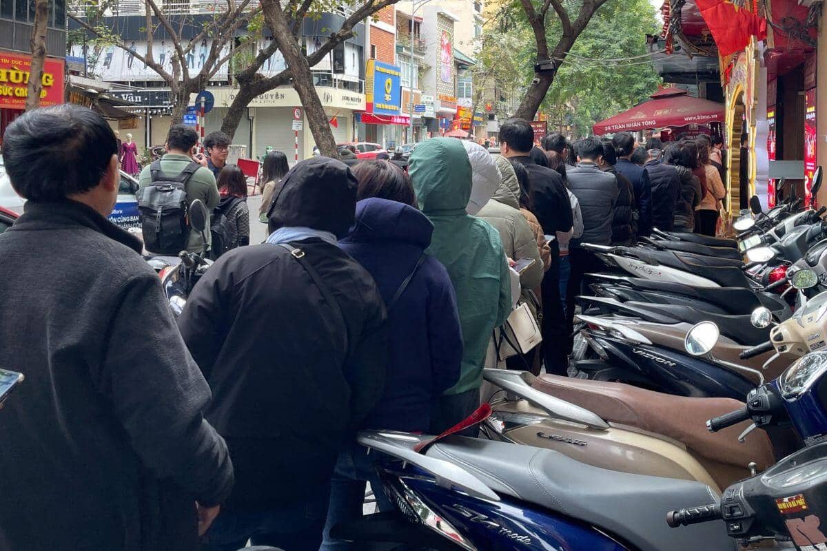 Giá vàng tiến sát mốc 91 triệu đồng/lượng, dân xếp hàng đông nghịt, cửa hàng có động thái mới