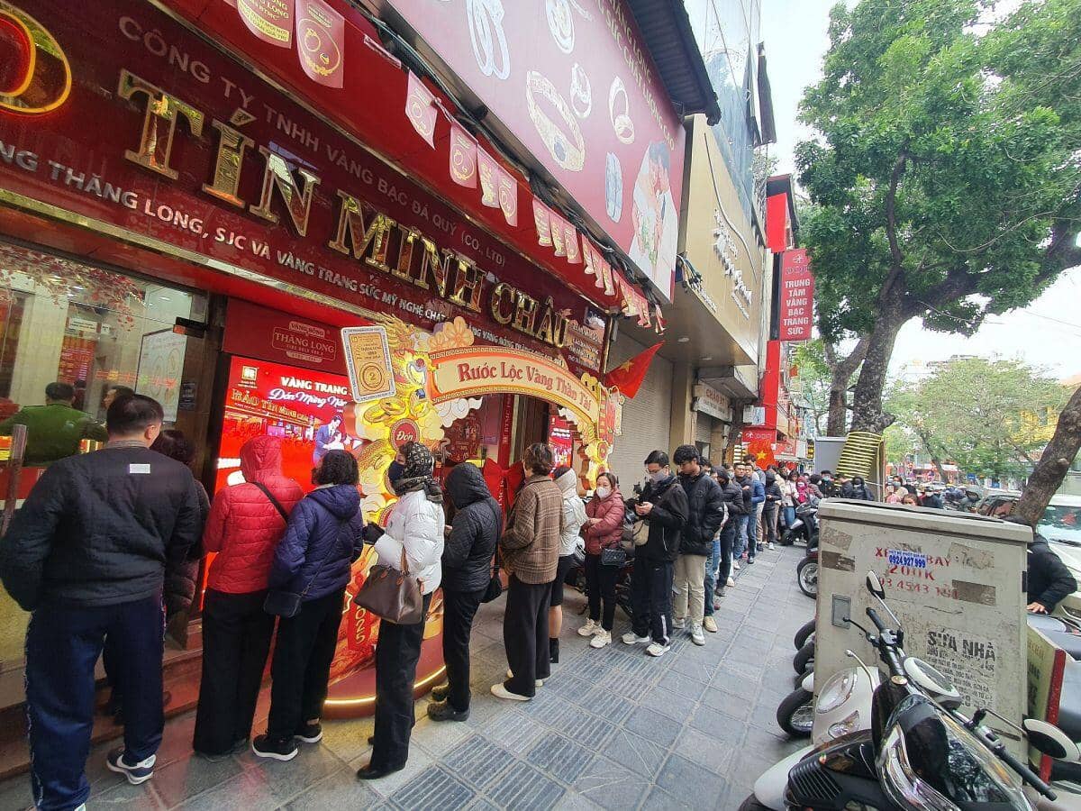 Giá vàng tiến sát mốc 91 triệu đồng/lượng, dân xếp hàng đông nghịt, cửa hàng có động thái mới