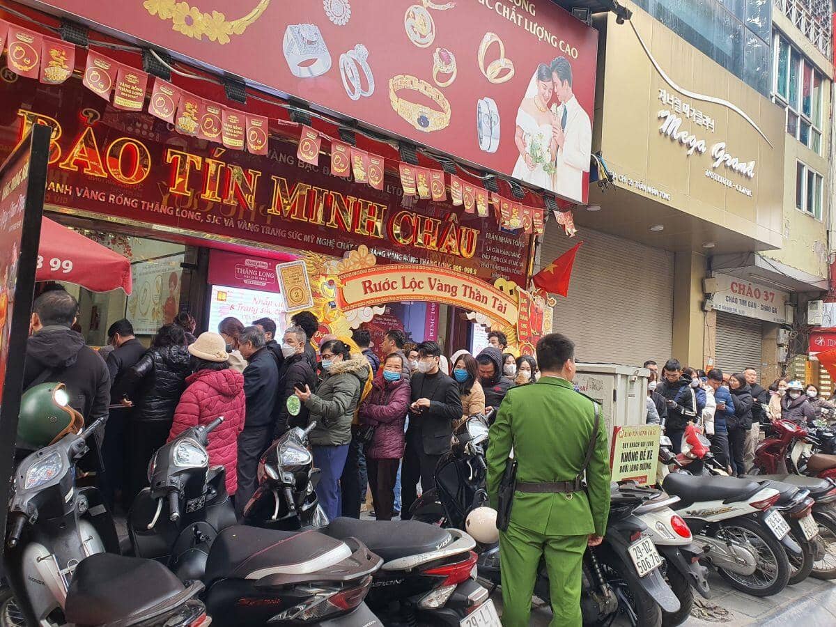 Giá vàng tiến sát mốc 91 triệu đồng/lượng, dân xếp hàng đông nghịt, cửa hàng có động thái mới