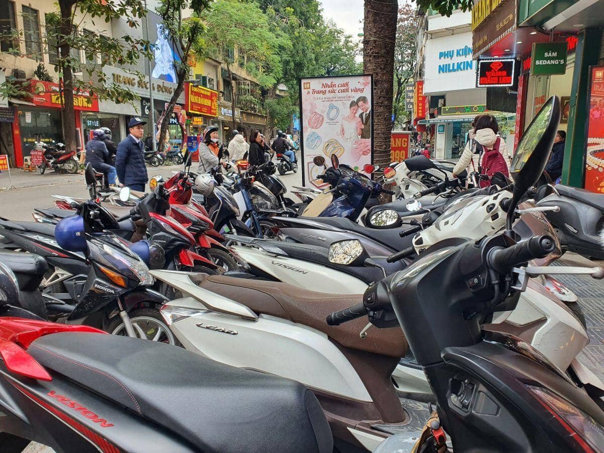 Giá vàng tiến sát mốc 91 triệu đồng/lượng, dân xếp hàng đông nghịt, cửa hàng có động thái mới