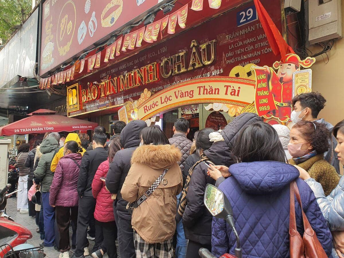 Giá vàng tiến sát mốc 91 triệu đồng/lượng, dân xếp hàng đông nghịt, cửa hàng có động thái mới