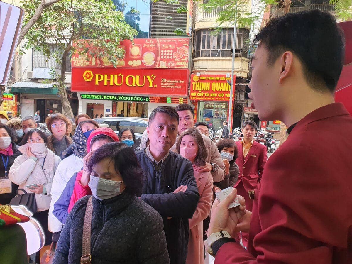 Giá vàng tiến sát mốc 91 triệu đồng/lượng, dân xếp hàng đông nghịt, cửa hàng có động thái mới