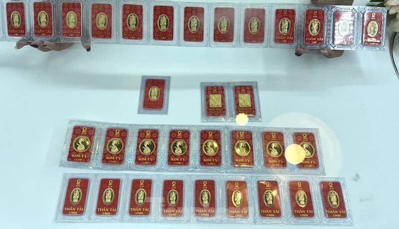 Vàng tăng dữ dội, người dân xếp hàng mua