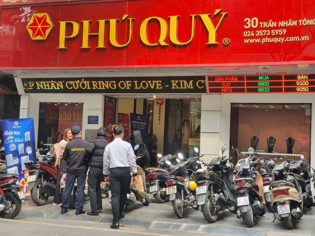Người dân “rồng rắn” xếp hàng xuyên trưa bán vàng, giá mua vào của “nhà vàng” lao dốc