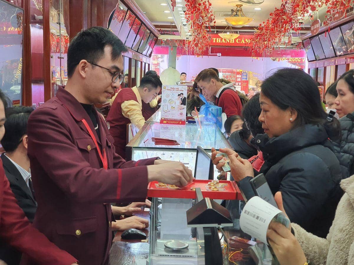 Người dân “rồng rắn” xếp hàng xuyên trưa bán vàng, giá mua vào của “nhà vàng” lao dốc