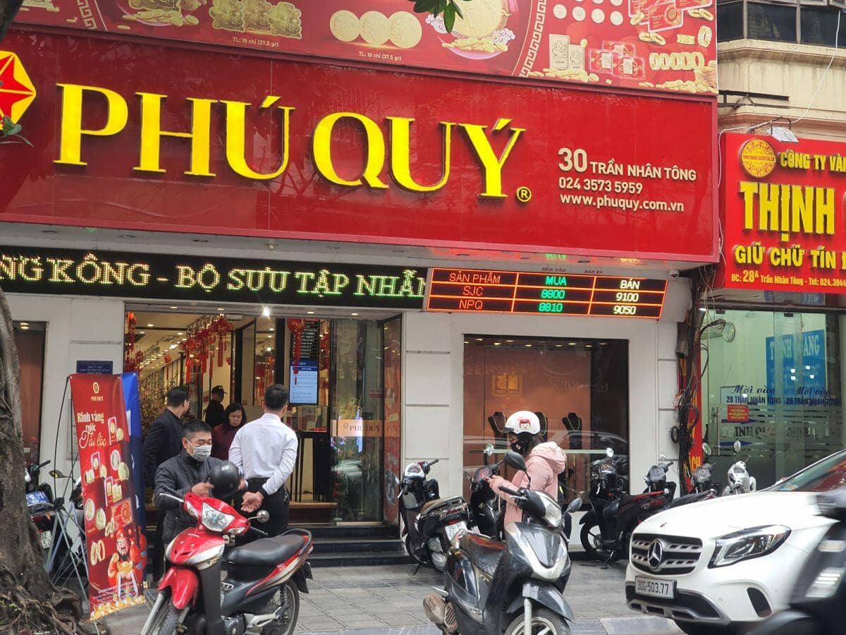 Người dân “rồng rắn” xếp hàng xuyên trưa bán vàng, giá mua vào của “nhà vàng” lao dốc