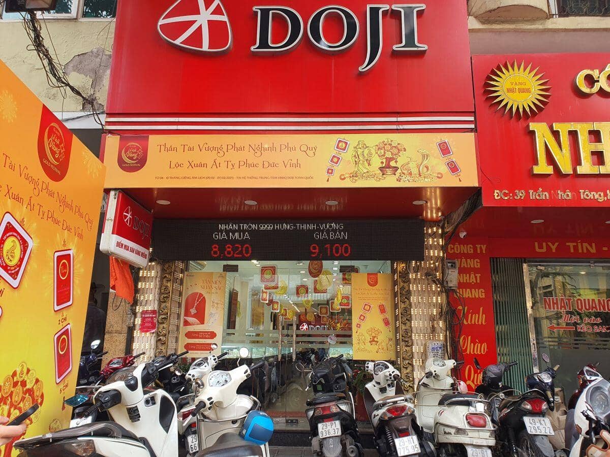 Người dân “rồng rắn” xếp hàng xuyên trưa bán vàng, giá mua vào của “nhà vàng” lao dốc