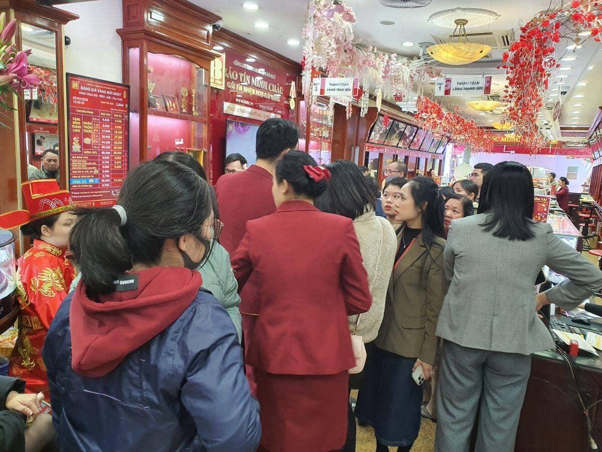 Người dân “rồng rắn” xếp hàng xuyên trưa bán vàng, giá mua vào của “nhà vàng” lao dốc