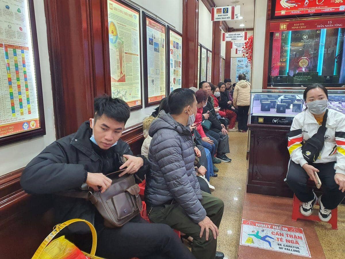 Người dân “rồng rắn” xếp hàng xuyên trưa bán vàng, giá mua vào của “nhà vàng” lao dốc