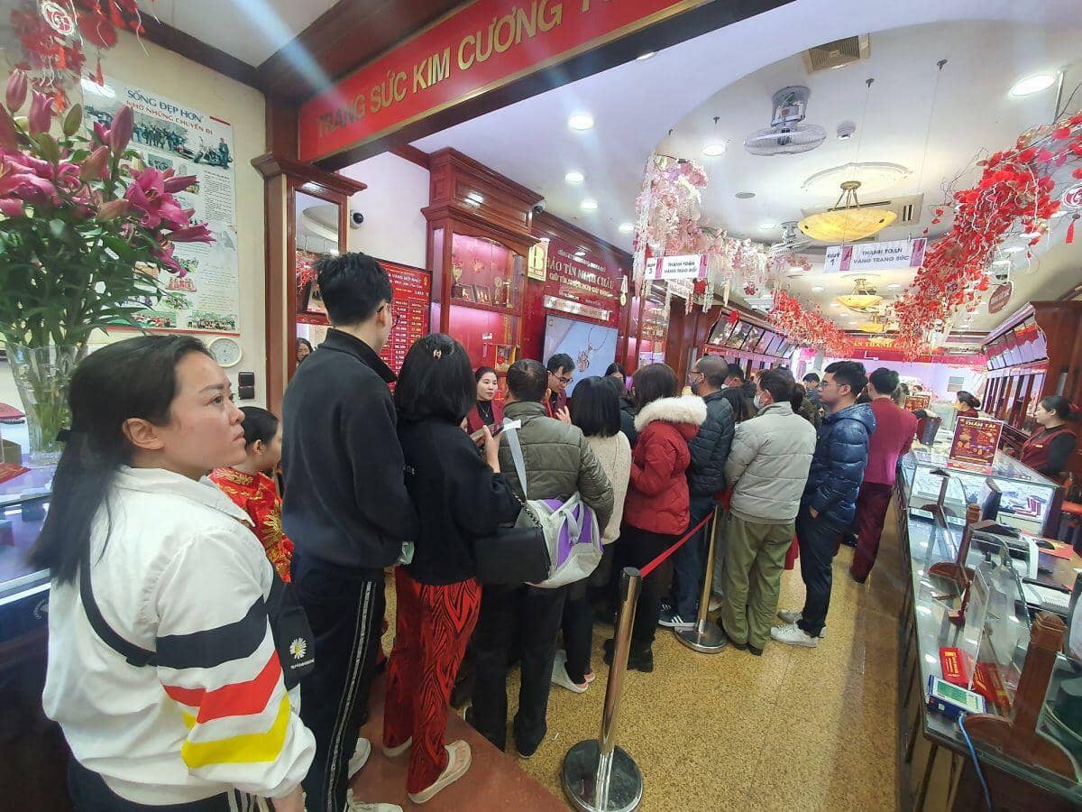 Người dân “rồng rắn” xếp hàng xuyên trưa bán vàng, giá mua vào của “nhà vàng” lao dốc