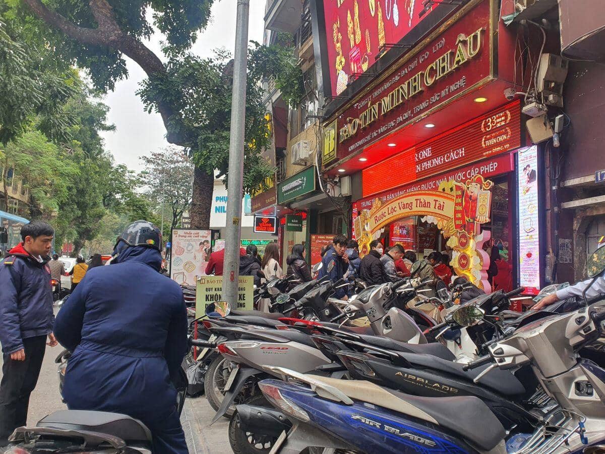 Người dân “rồng rắn” xếp hàng xuyên trưa bán vàng, giá mua vào của “nhà vàng” lao dốc