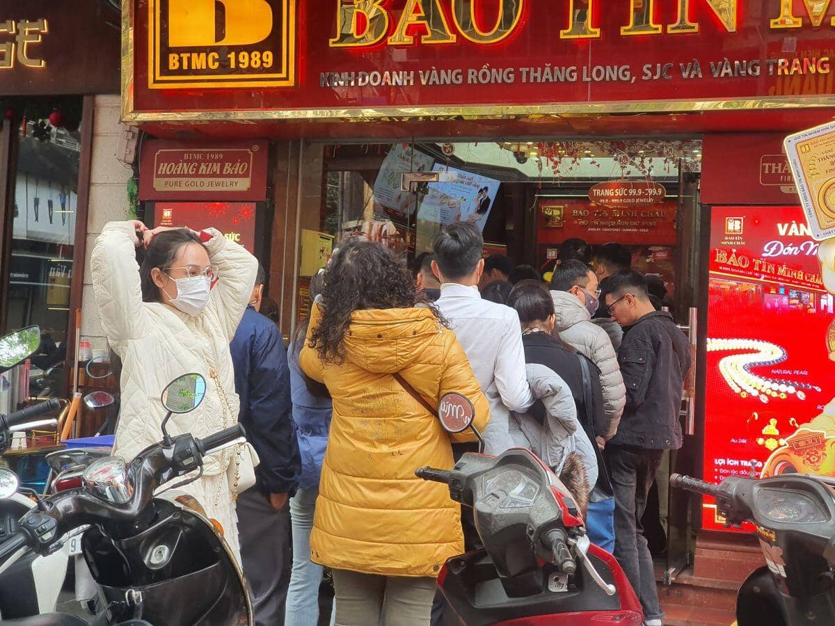 Người dân “rồng rắn” xếp hàng xuyên trưa bán vàng, giá mua vào của “nhà vàng” lao dốc