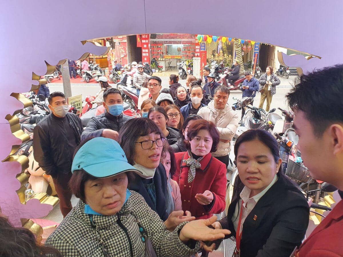 Người dân “rồng rắn” xếp hàng xuyên trưa bán vàng, giá mua vào của “nhà vàng” lao dốc