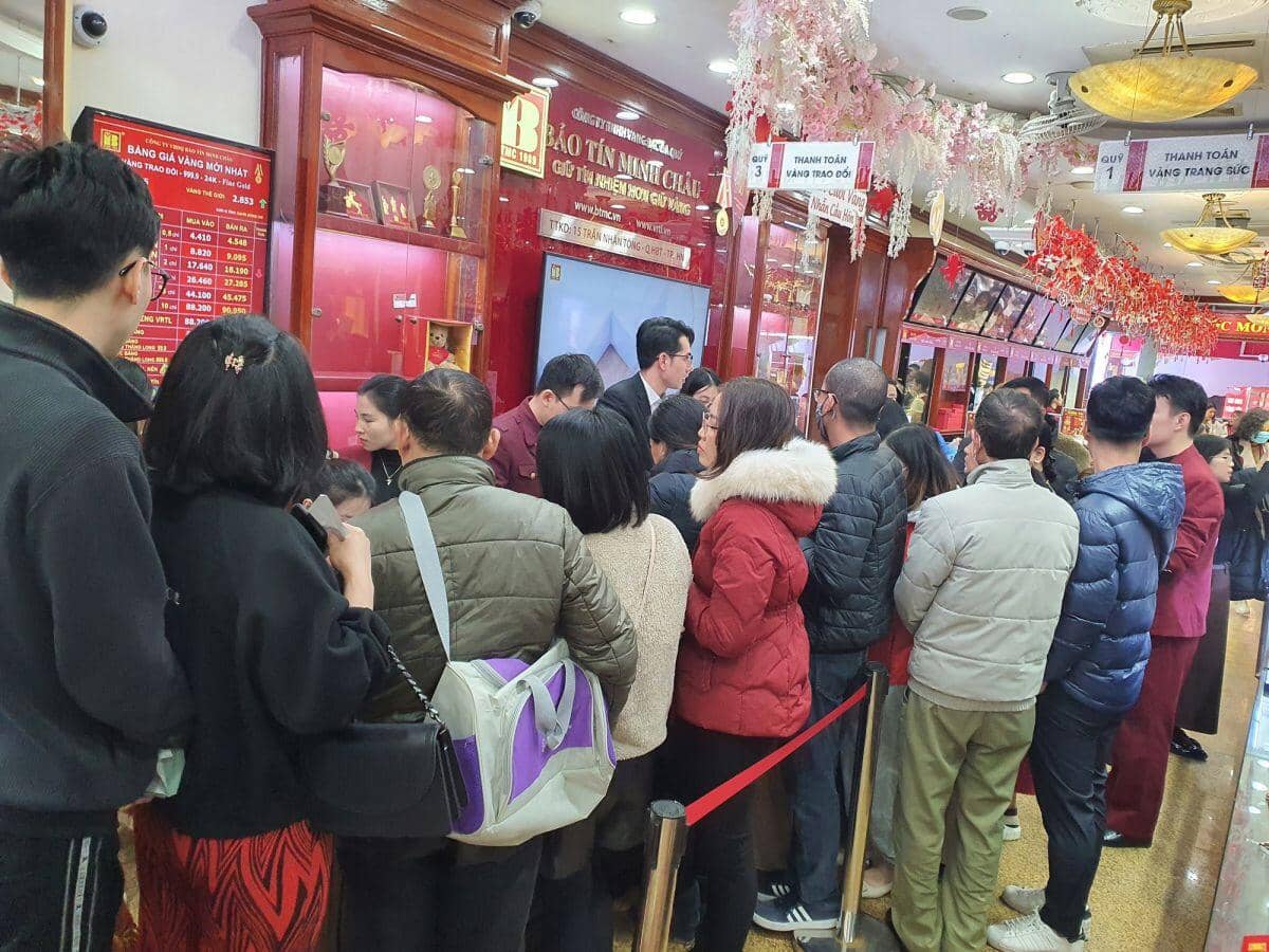 Người dân “rồng rắn” xếp hàng xuyên trưa bán vàng, giá mua vào của “nhà vàng” lao dốc