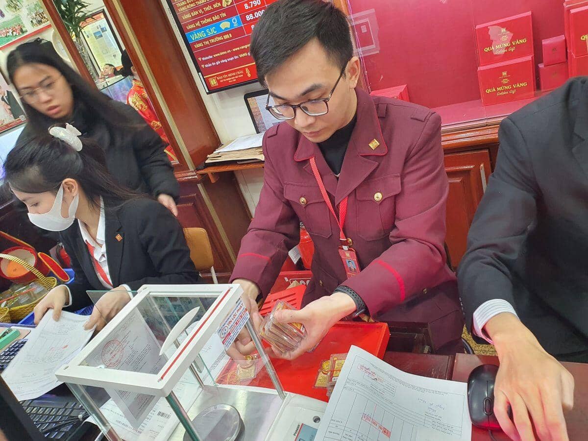 Người dân “rồng rắn” xếp hàng xuyên trưa bán vàng, giá mua vào của “nhà vàng” lao dốc
