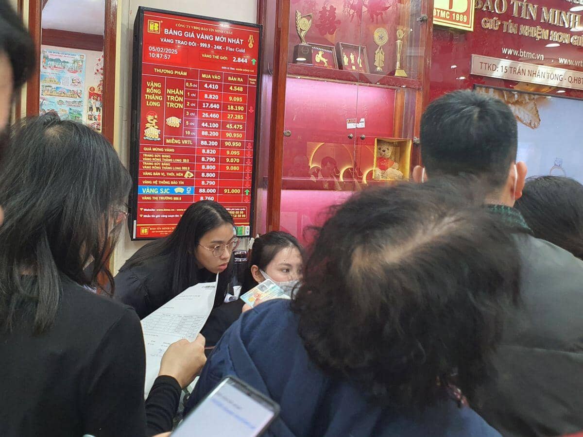 Người dân “rồng rắn” xếp hàng xuyên trưa bán vàng, giá mua vào của “nhà vàng” lao dốc