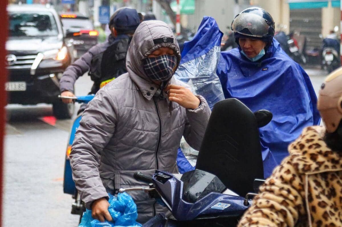 Giá vàng bất ngờ “lao dốc”, người dân đội mưa đi bán, cửa hàng “mua chịu” vàng của khách