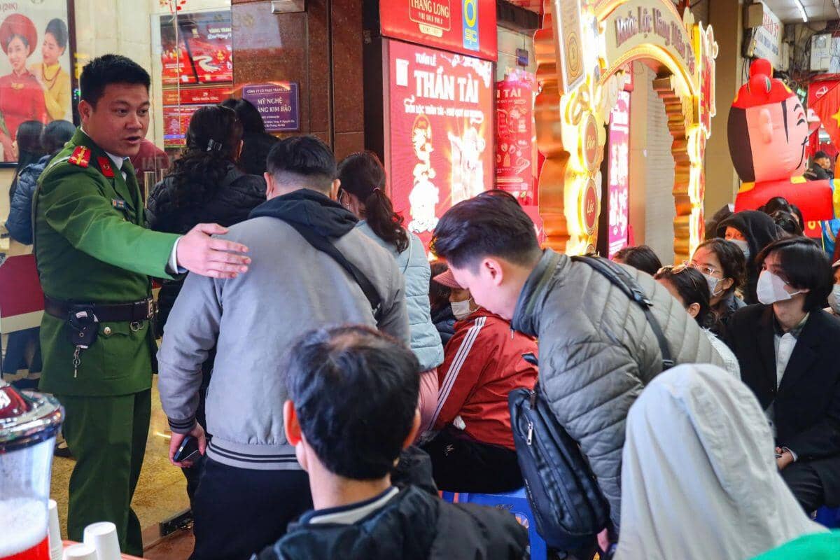 Giá vàng bất ngờ “lao dốc”, người dân đội mưa đi bán, cửa hàng “mua chịu” vàng của khách