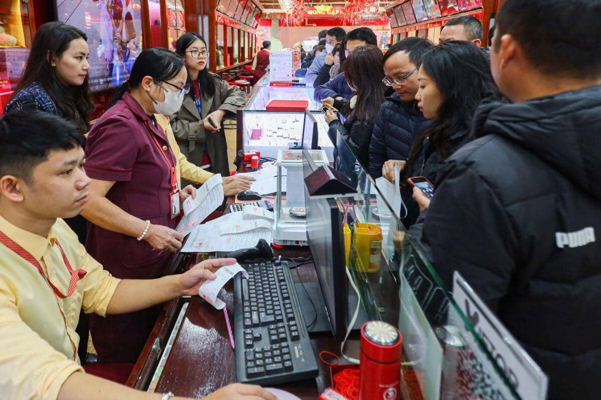 Giá vàng bất ngờ “lao dốc”, người dân đội mưa đi bán, cửa hàng “mua chịu” vàng của khách