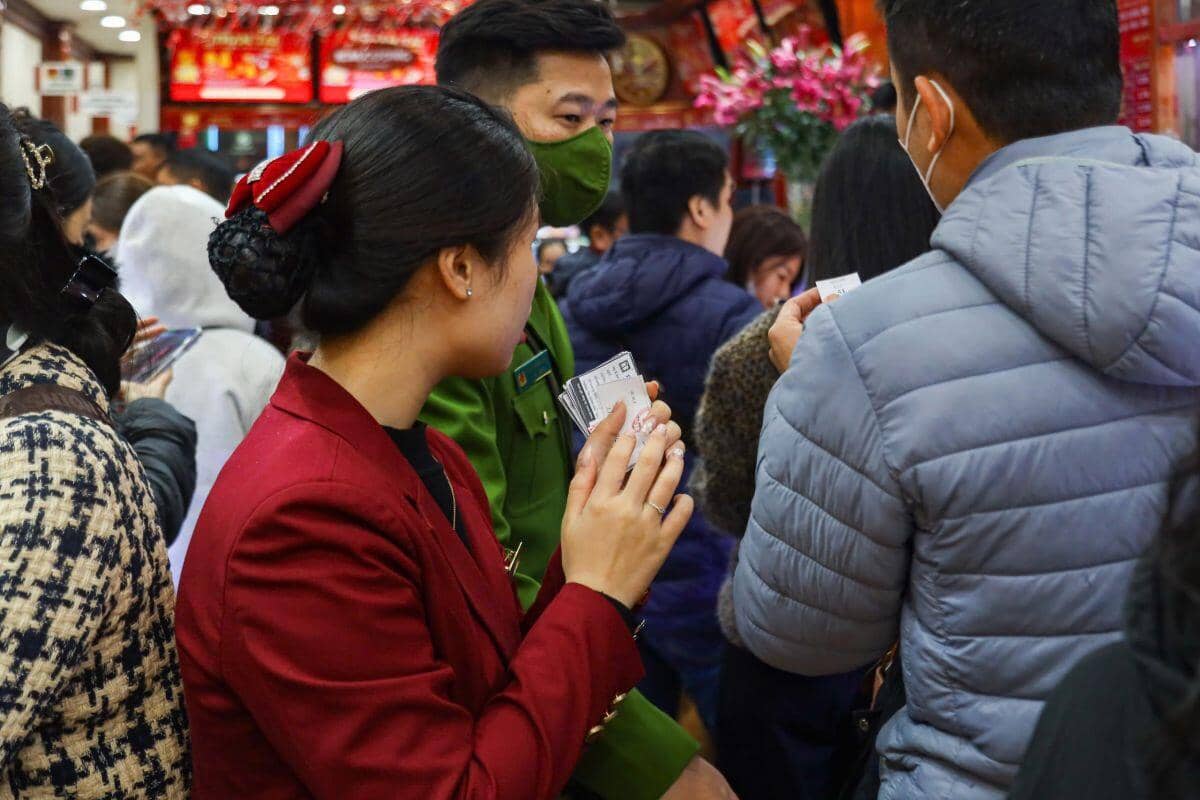 Giá vàng bất ngờ “lao dốc”, người dân đội mưa đi bán, cửa hàng “mua chịu” vàng của khách