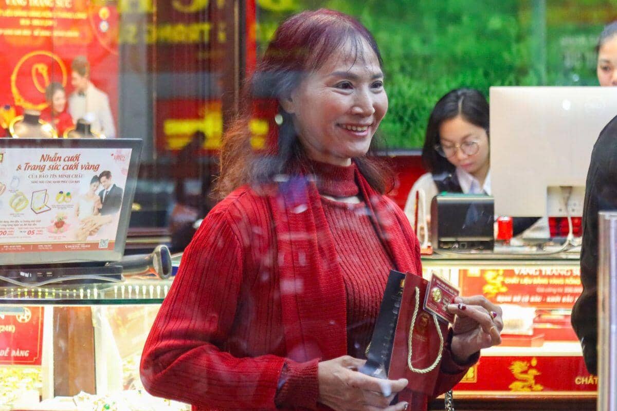 Giá vàng bất ngờ “lao dốc”, người dân đội mưa đi bán, cửa hàng “mua chịu” vàng của khách