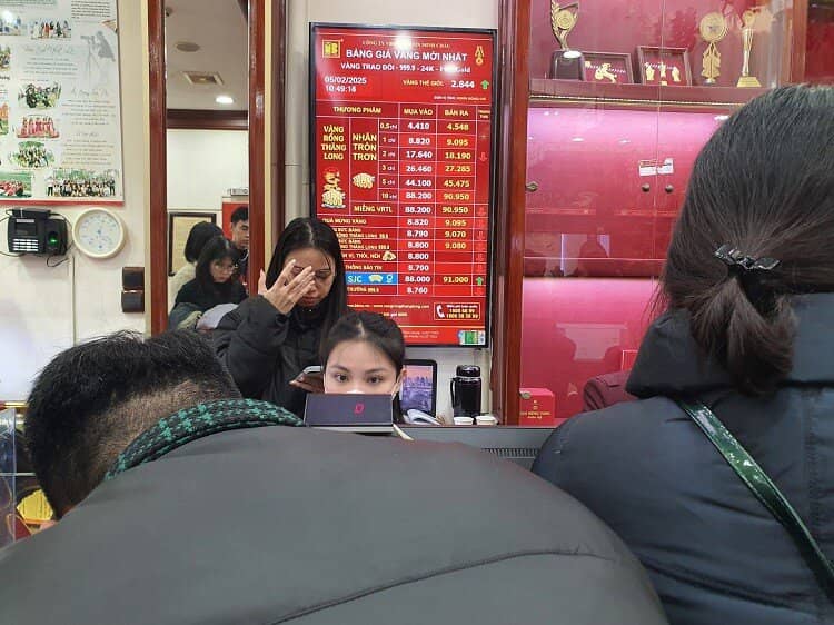 Cận ngày vía Thần Tài, cầm vàng ra khỏi cửa hàng đã lỗ tới 3 triệu đồng/lượng