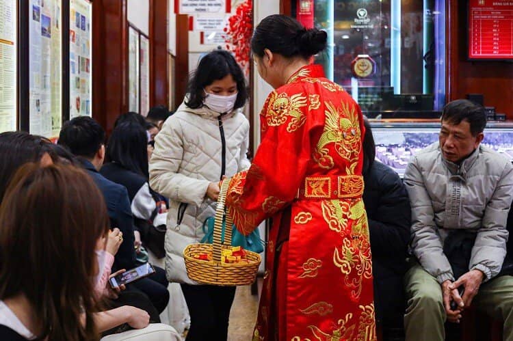 Cận ngày vía Thần Tài, cầm vàng ra khỏi cửa hàng đã lỗ tới 3 triệu đồng/lượng