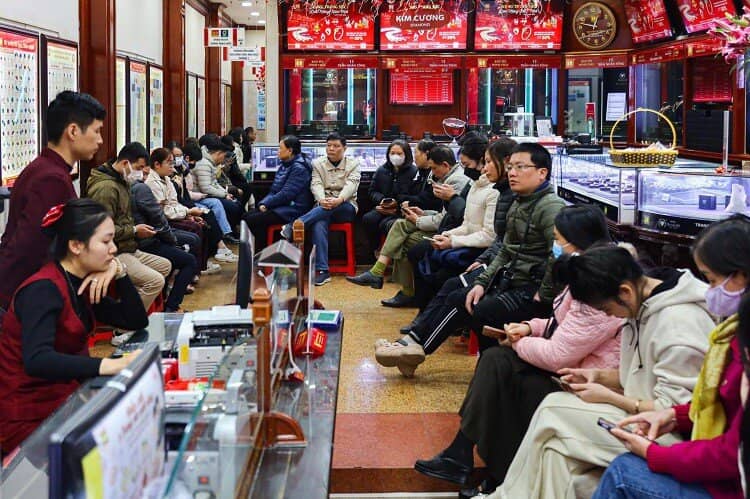 Cận ngày vía Thần Tài, cầm vàng ra khỏi cửa hàng đã lỗ tới 3 triệu đồng/lượng