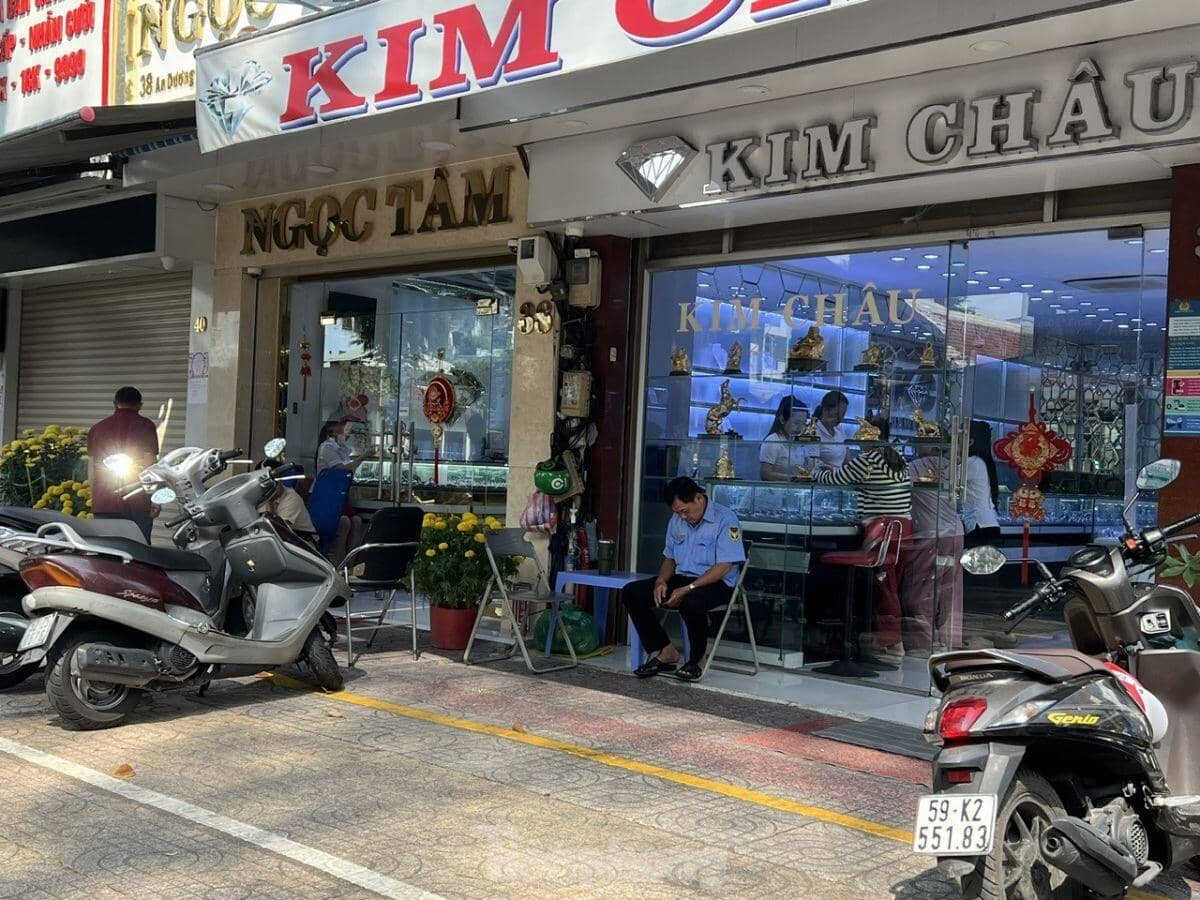 Tiệm vàng chỉ có người bán, vắng người mua sát ngày Thần Tài ở TPHCM